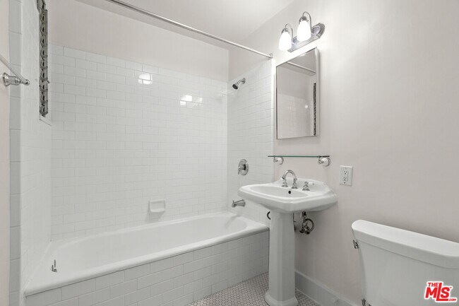 Building Photo - 830 N Orange Dr
