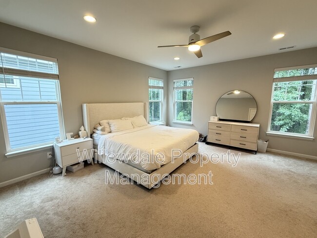Building Photo - 1059 Lathrop Ln