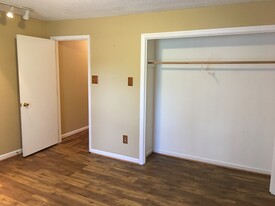 Building Photo - 1565 Hensley Rd E