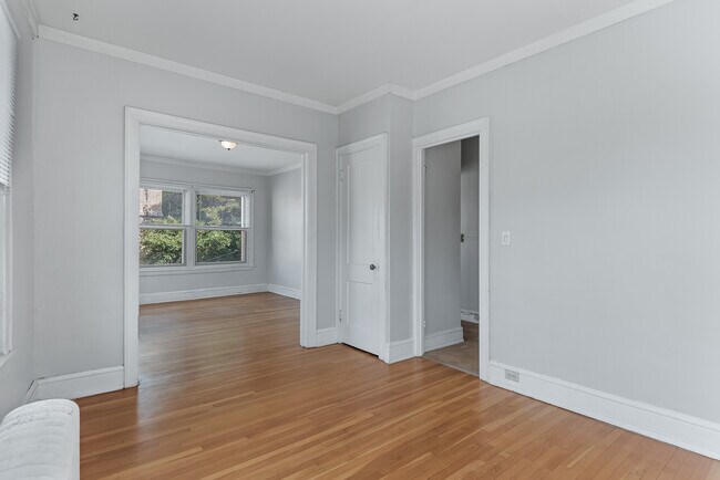 Building Photo - 214 Oak Grove