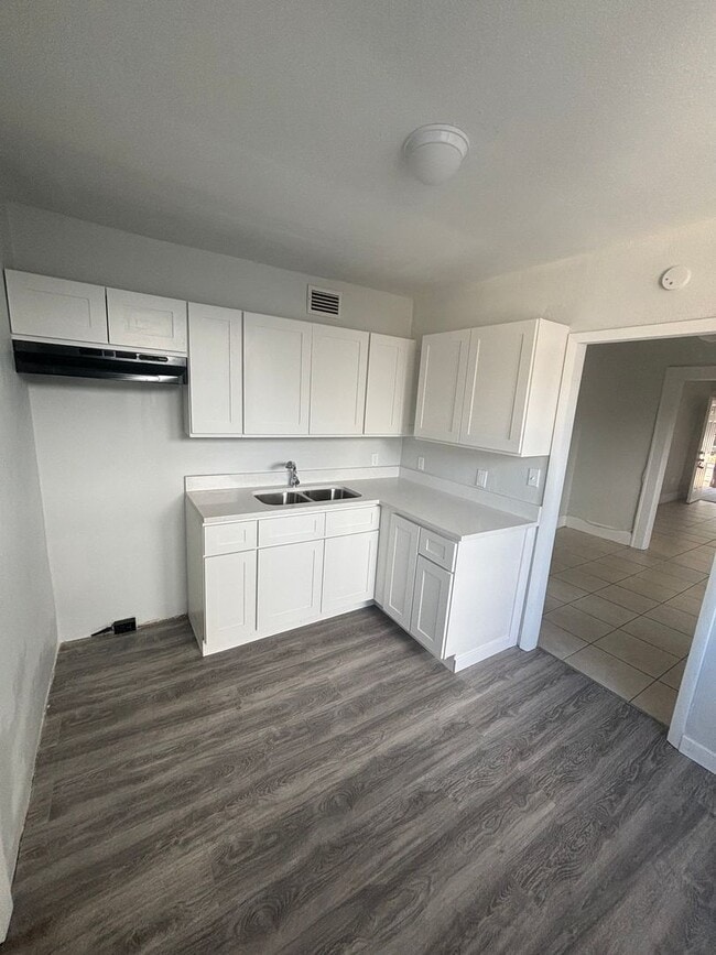 Building Photo - 726 35th Ave S