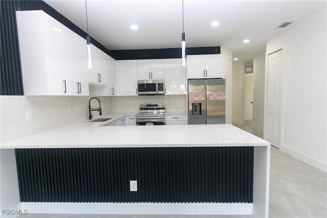 Building Photo - 843 Duplex St E