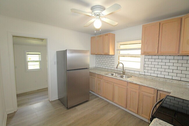 Building Photo - Cozy Remodeled Bungalow