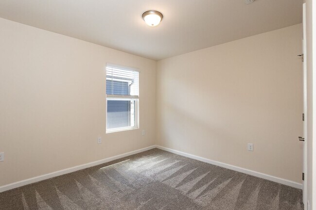 Building Photo - Move In Ready Three Bedroom Home!