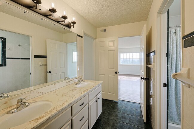 Building Photo - Spacious 4 Bed / 3 Bath Home in Desirable Nebo Hill – La Mesa (3,056 Sq Ft)