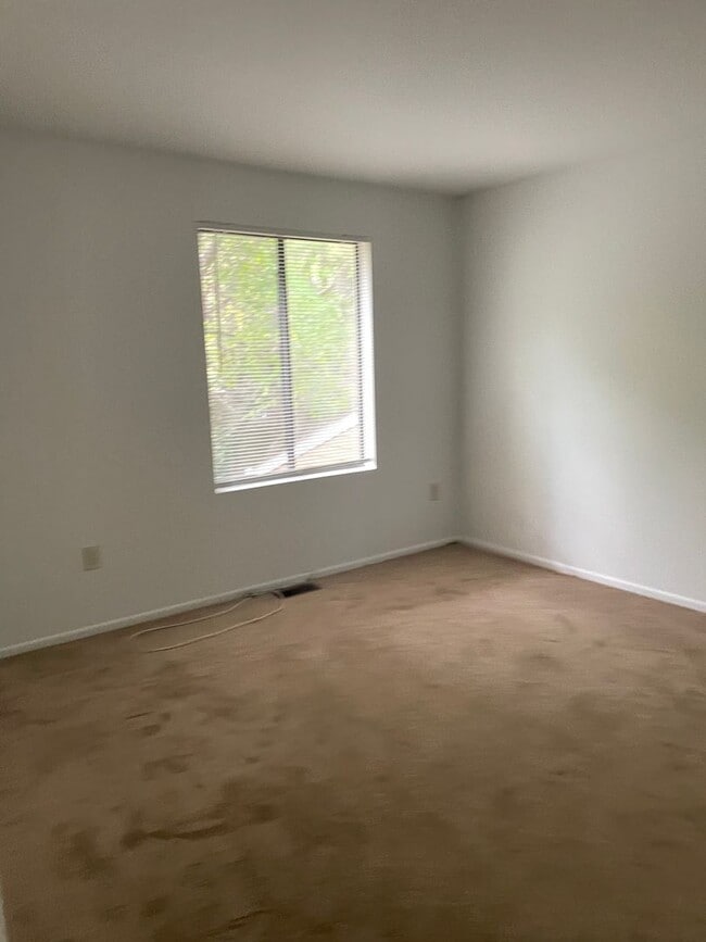 Building Photo - Broadneck Schools! End unit Townhome in Wa...
