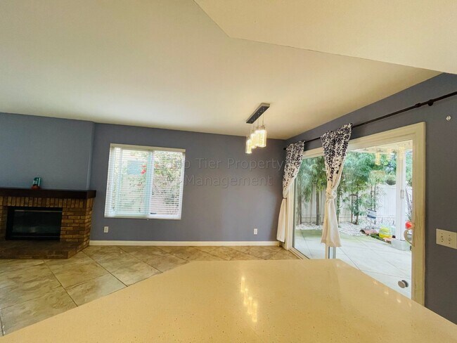 Building Photo - ***4 bed / 2.5 bath / 2,067 sqft House in ...