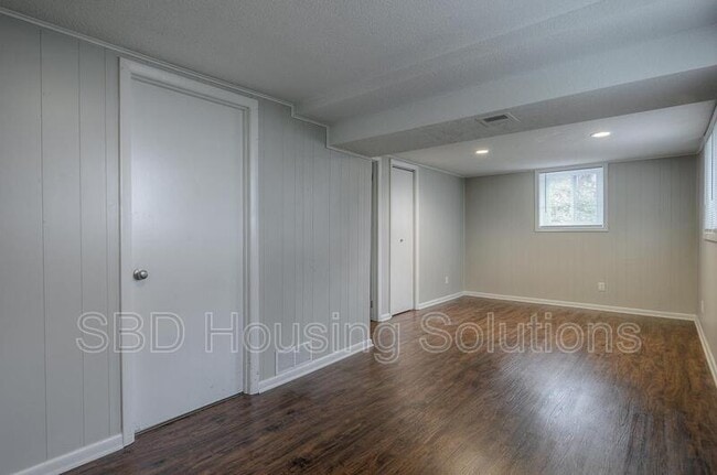Building Photo - 9524 Wallace Ave