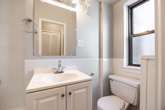 Building Photo - 1140 N La Salle Dr