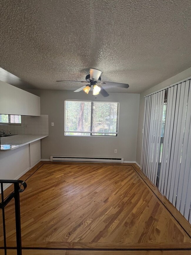 Building Photo - 2122-2124 W Regina Ave