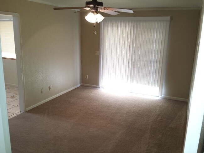 Building Photo - 3 Bedroom Home for Rent in Anderson CA | Large Family Room, 2 Car Garage, Pet Friendly