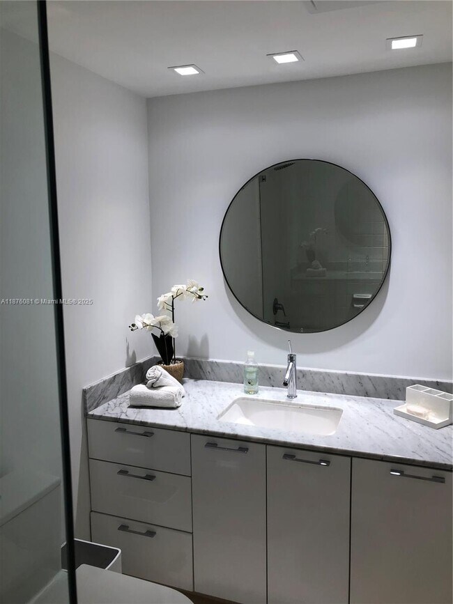 Building Photo - 900 Bay Dr