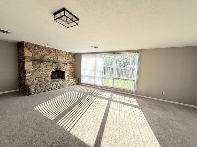 Building Photo - 1325 Longfellow Dr