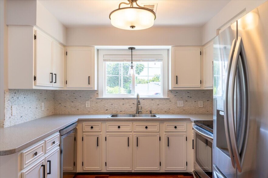 Kitchen - 817 N Lakeside Dr
