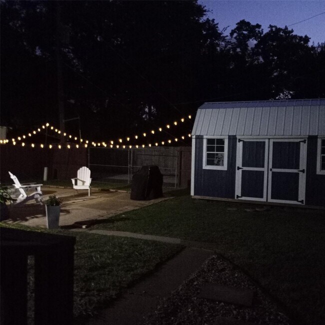 Building Photo - 2102 N Pearland Ave