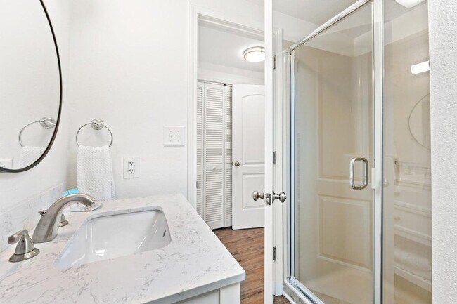 Building Photo - 22103 Lakeview Dr