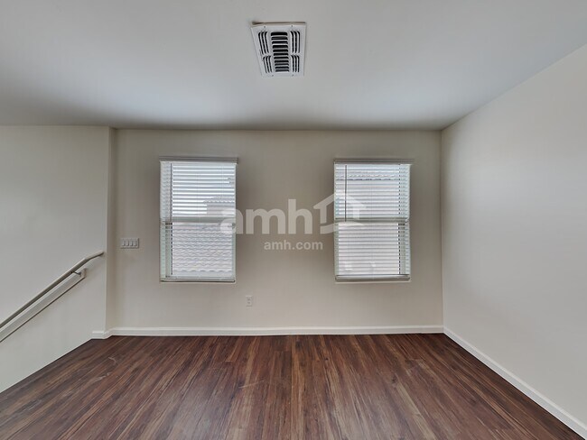 Building Photo - 854 E Artesia Pl