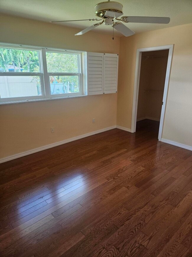 Building Photo - 382 SE Naranja Ave