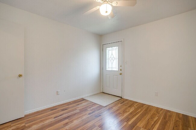 Building Photo - Charming 2-Bedroom Duplex Retreat on White...