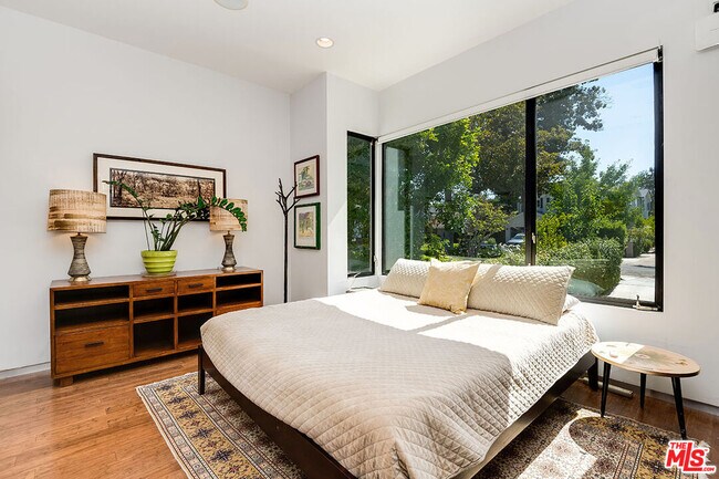 Building Photo - 4233 Shadyglade Ave