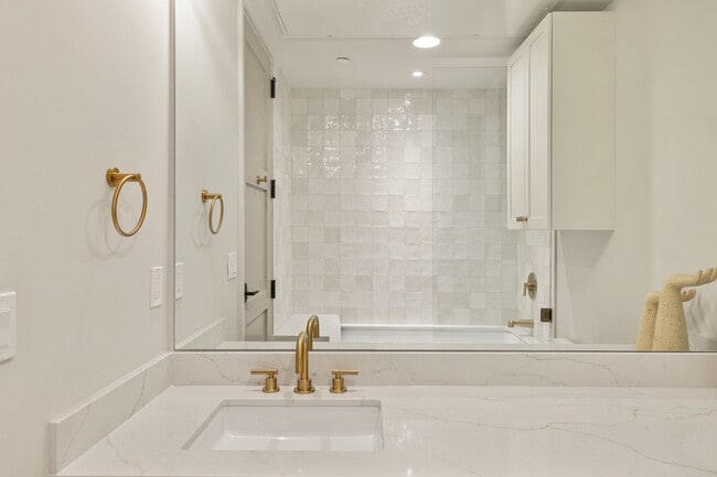 Building Photo - 1325 N Dewey Ave