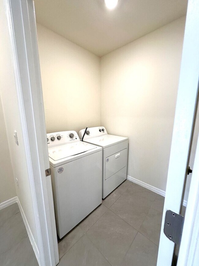 Building Photo - Lake Diamond North 4 Bed, 2 Bath