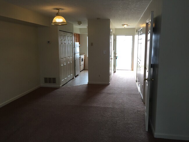 Building Photo - 2 Bed, 1.5 Bath Apartment in Shelbyville!