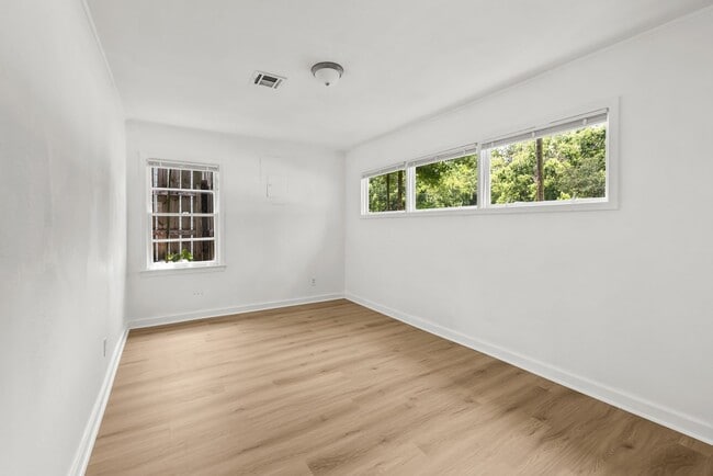 Building Photo - Charming 3 Bedroom, 2 Bathroom house