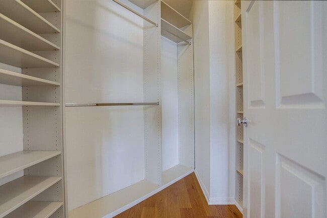 Building Photo - 852 N Poinsettia Pl