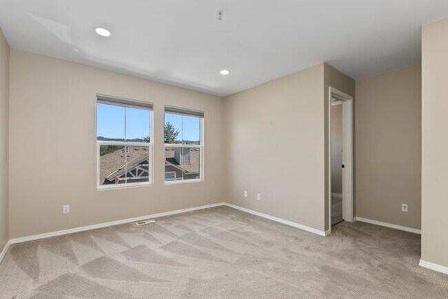 Building Photo - AIR CONDITIONED Townhome in Beautiful Summ...
