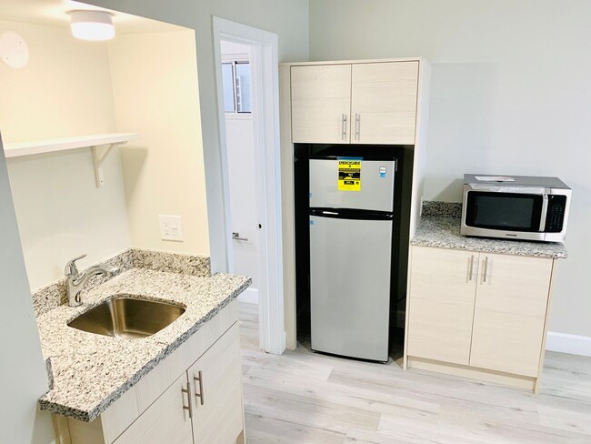 Building Photo - STUDIOS AVAILABLE IN THE HEART OF LA JOLLA! ONLY $1,700/mo!