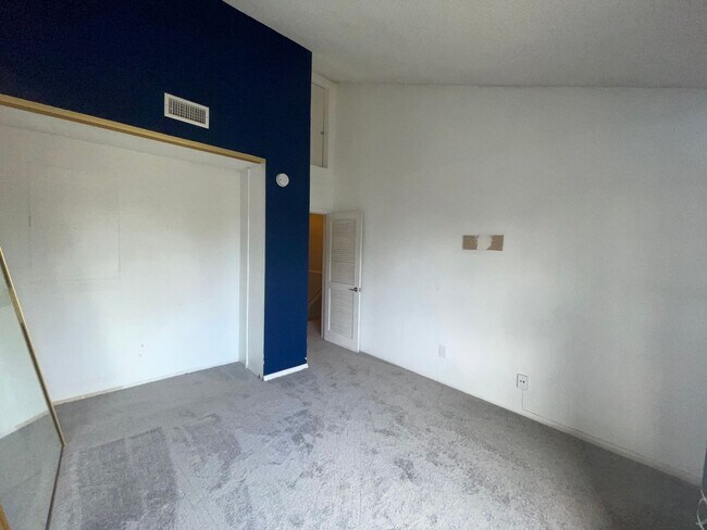Building Photo - Updated 2 Bedroom, 2.5 Bath Condo Includes...