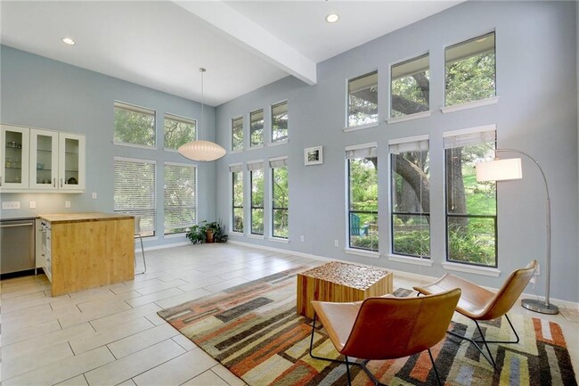Building Photo - 2303 Doral Dr