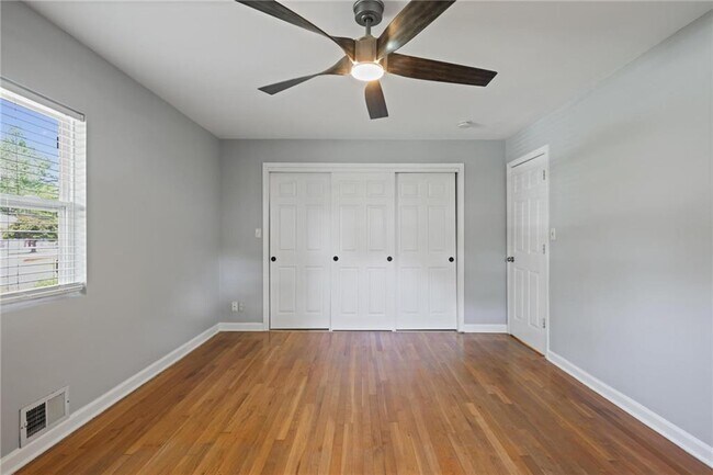 Building Photo - 2311 Robin Ln SE