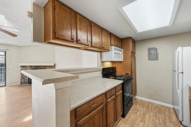 Building Photo - 2 bedroom 2 bathroom Top-Floor Condo with Balcony, Storage & Parking