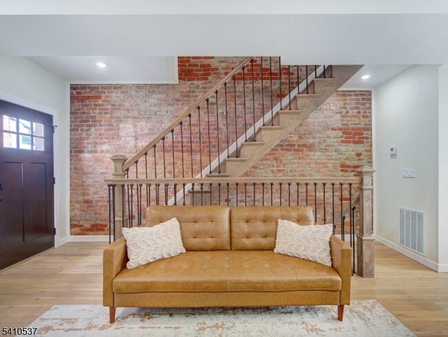 Building Photo - 16 Eagles St