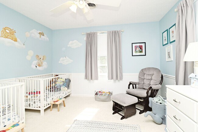 Building Photo - Beautiful Greenbrier Heights Home With Fen...