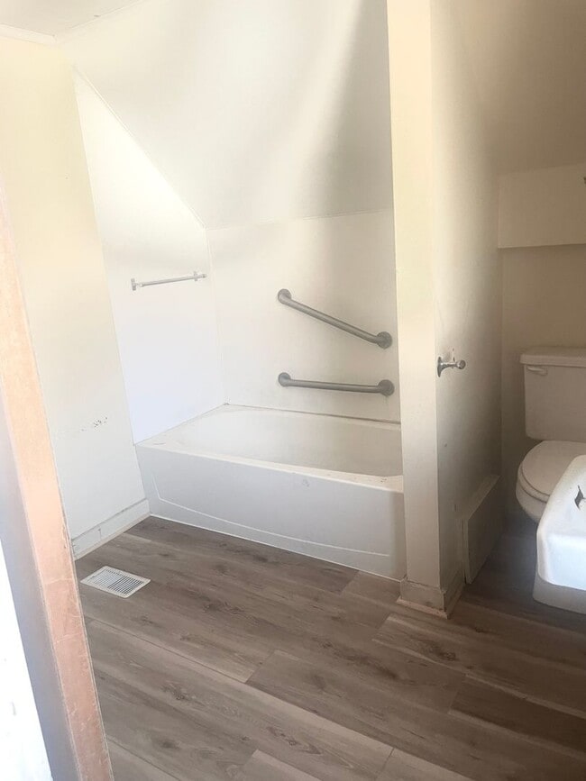 Building Photo - 2 Bed 1 Bath Single Family Home - Includes Garage