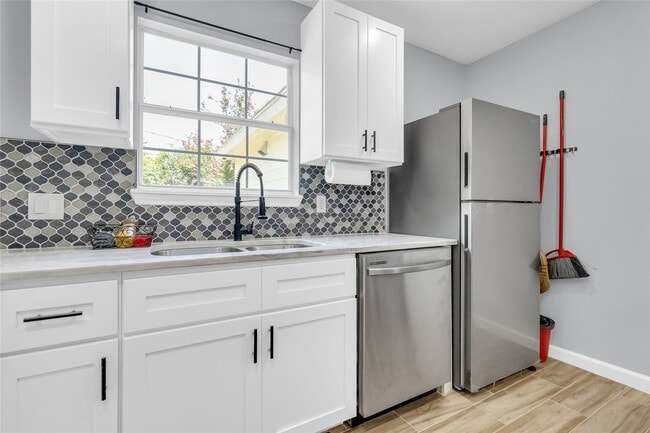 Building Photo - 5815 Schevers St