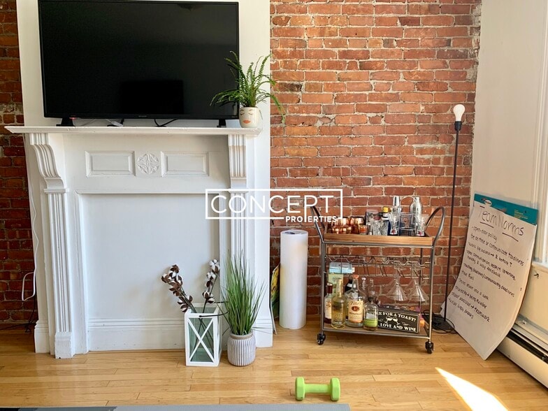 Building Photo - 64 Murdock St