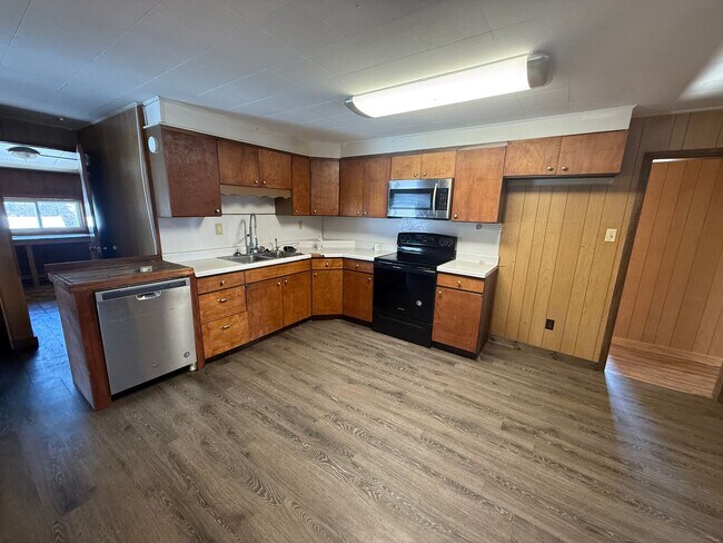 Building Photo - 3185 Spring Rd