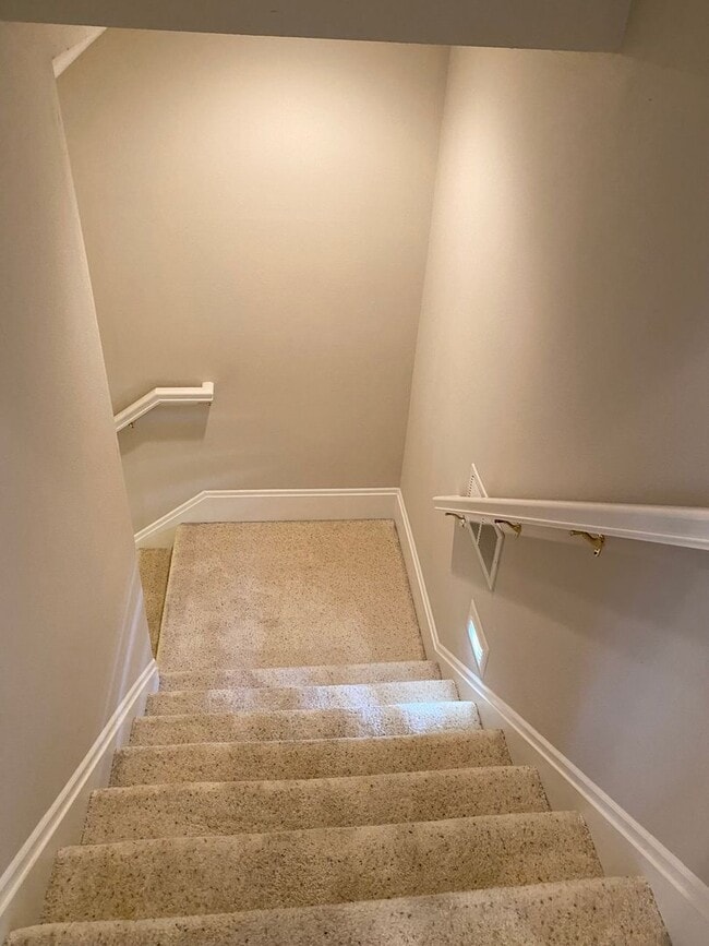 Building Photo - Beautiful custom home in Lakeshore Estates