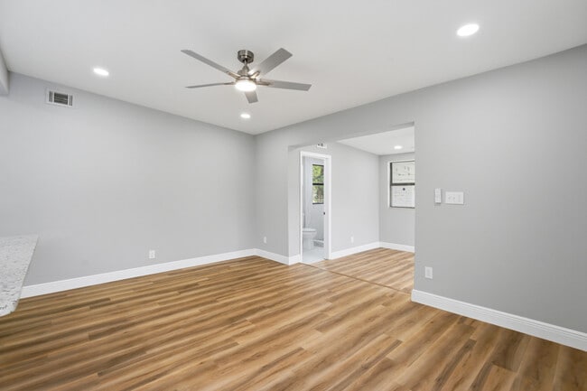 Building Photo - 937 La Marche Dr