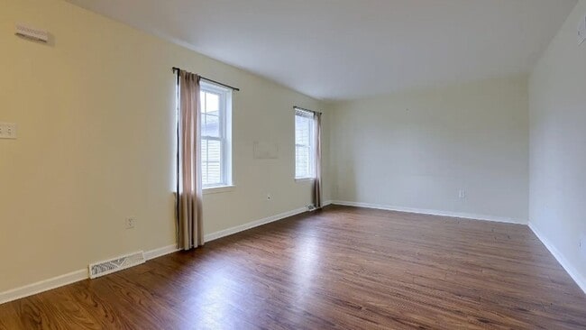 Building Photo - Updated Townhome available now!