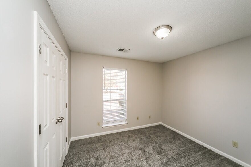 Building Photo - 165 Garden View Dr