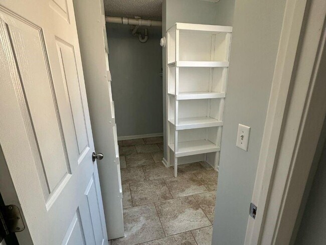 Building Photo - 1261 Lakeview Rd