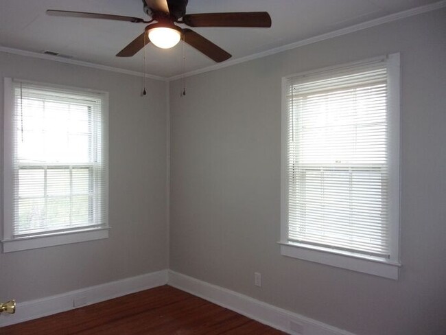 Building Photo - Renovated 2 Bedroom 1 1/2 Bath Townhome - ...