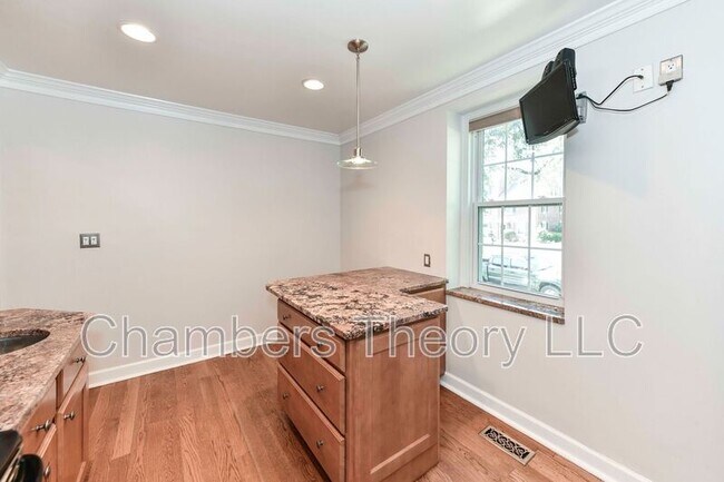 Building Photo - 3057 S Buchanan St