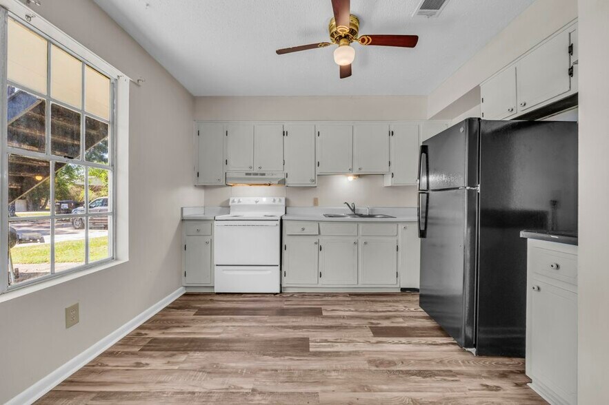 Building Photo - 501 Brooks Rd