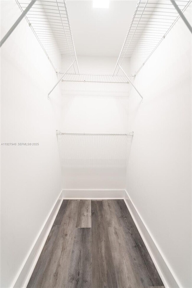 Building Photo - 1985 Bay Dr